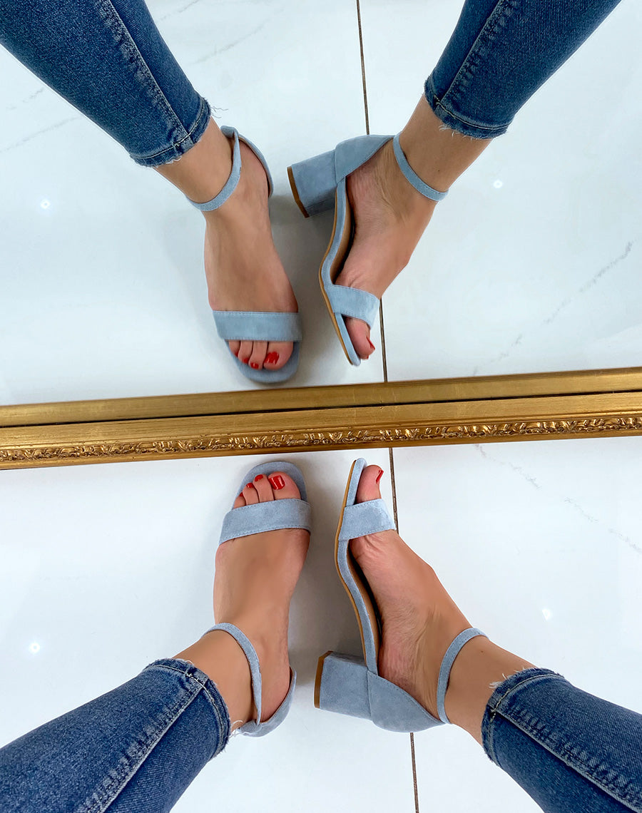 Sandale bleu pastel en suédine à petit talon