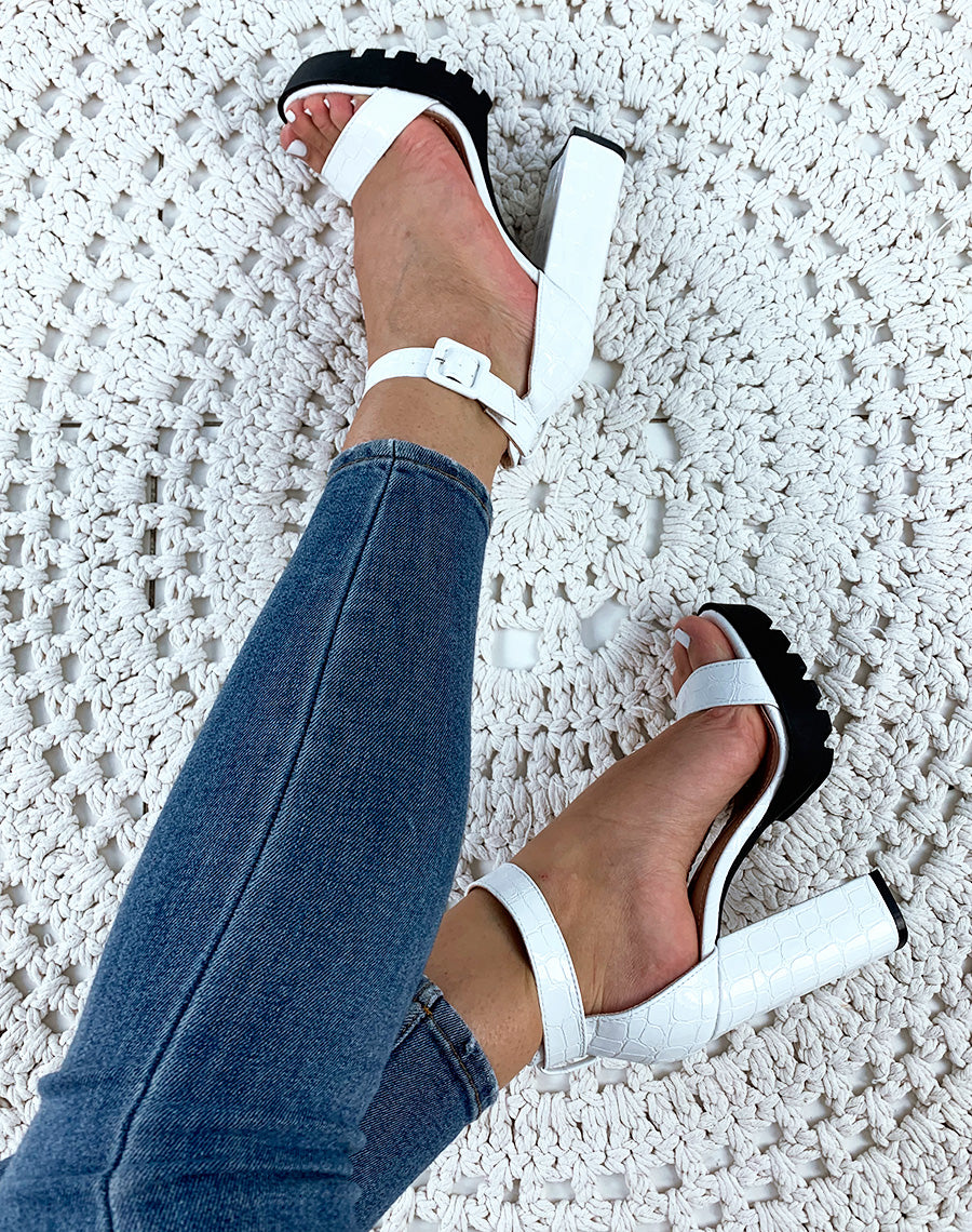 Sandale bride blanche vernie effet croco