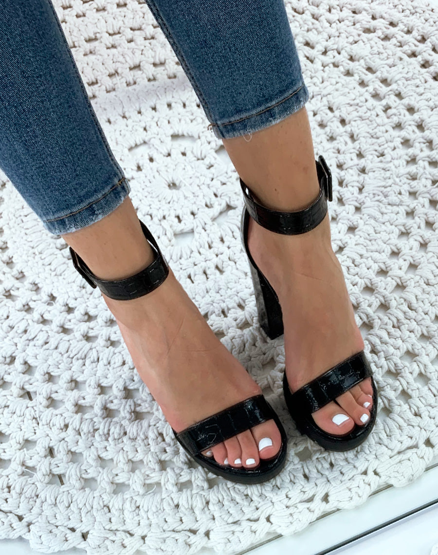 Sandale bride noire vernie effet croco
