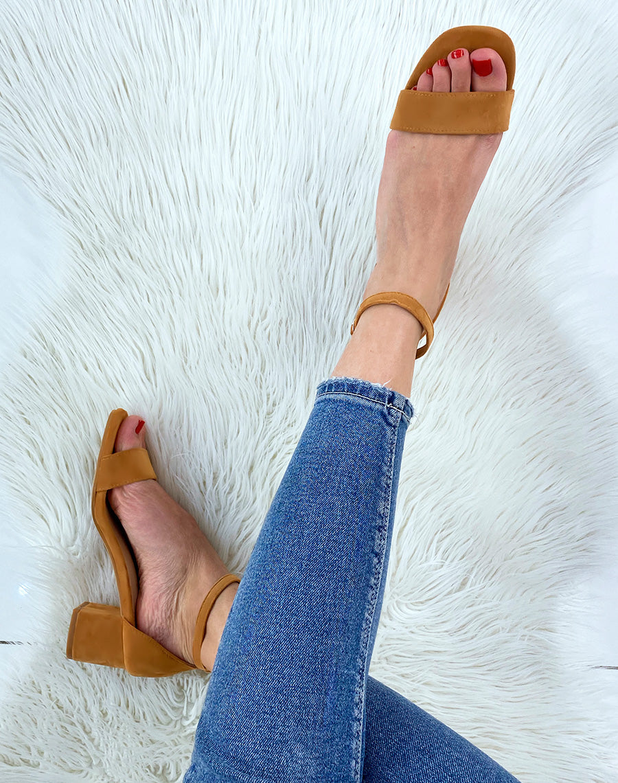 Sandale camel en suédine à petit talon