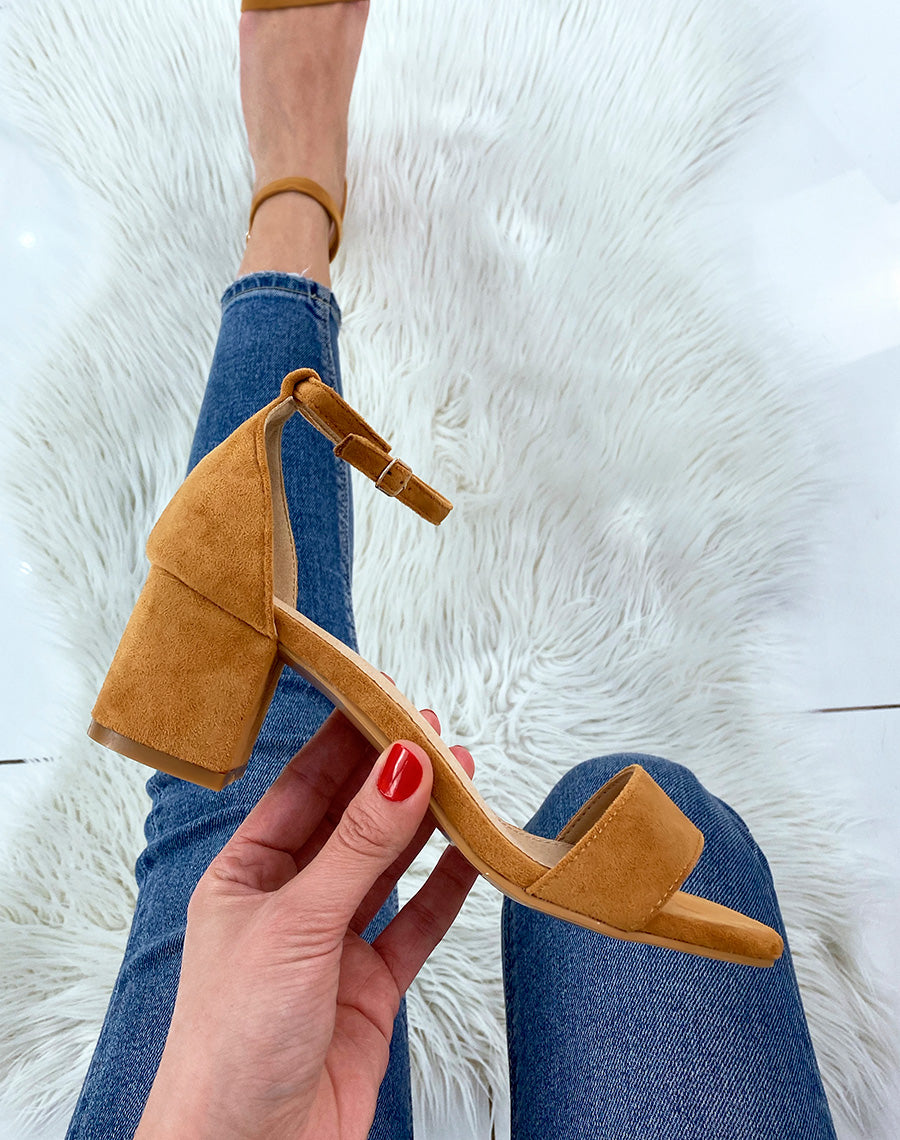 Sandale camel en suédine à petit talon