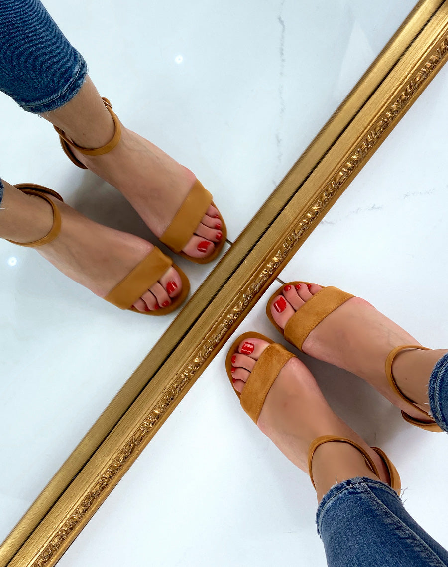 Sandale camel en suédine à petit talon