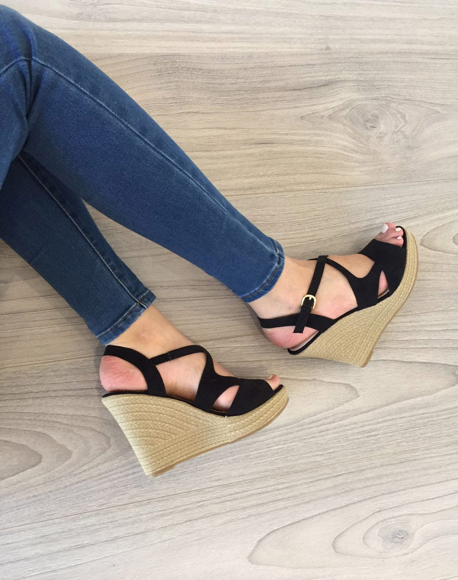 Sandale compensée noire motif tressé