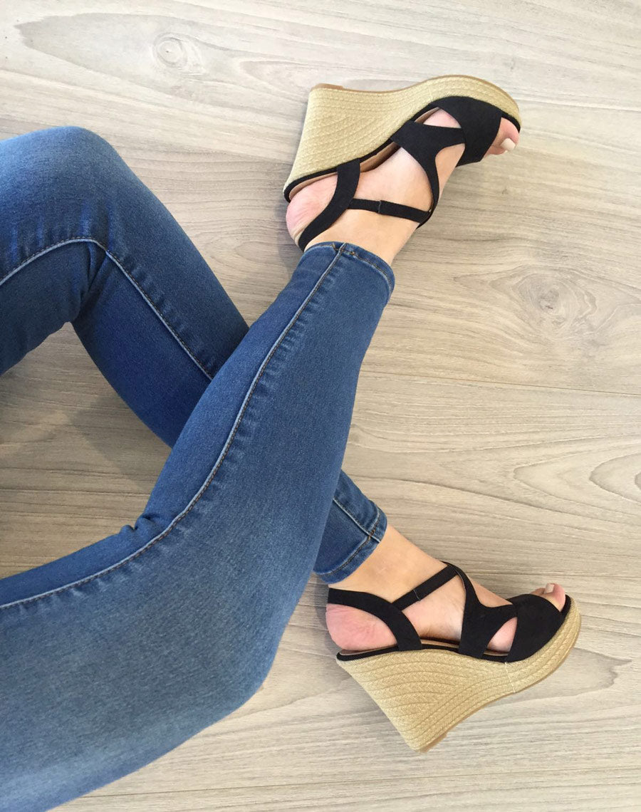 Sandale compensée noire motif tressé