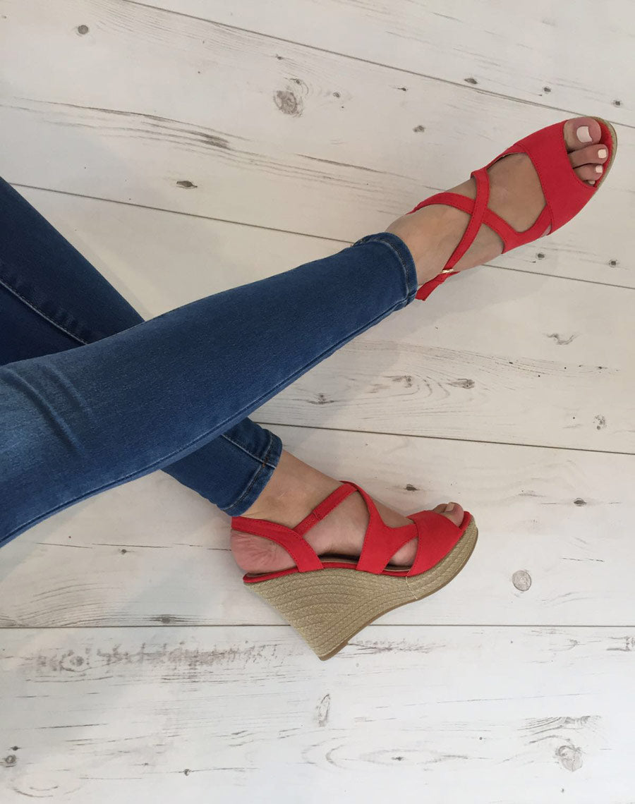 Sandale compensée rouge motif tressé