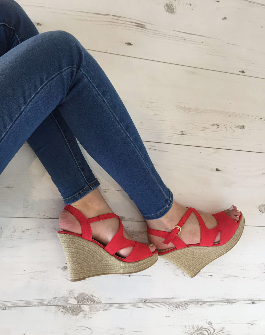 Sandale compensée rouge motif tressé