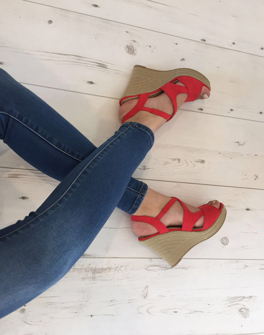 Sandale compensée rouge motif tressé