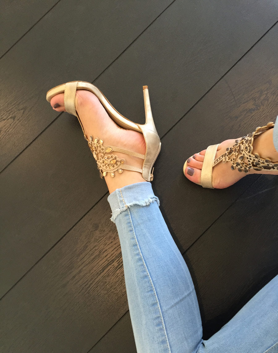Sandale doré avec pierre très chic