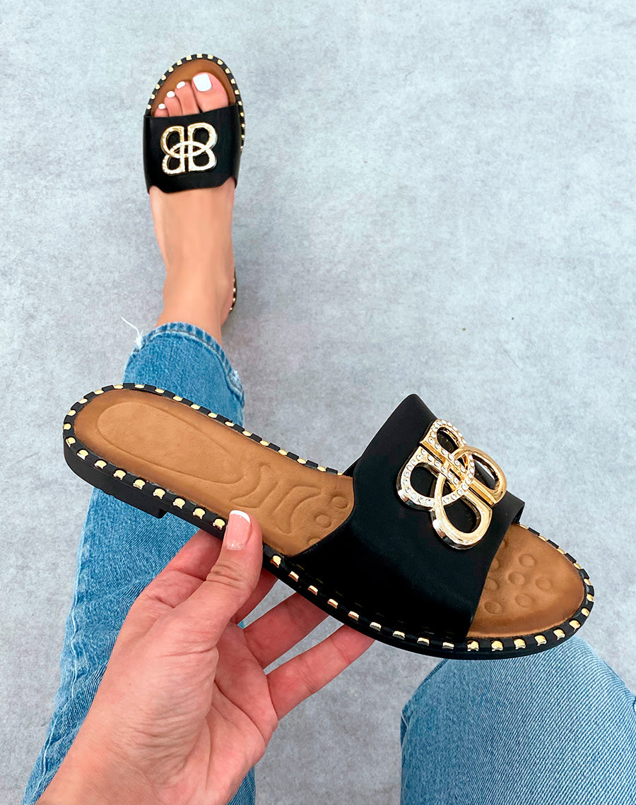 Sandale femme noire élégante avec boucle dorée et détails cloutés
