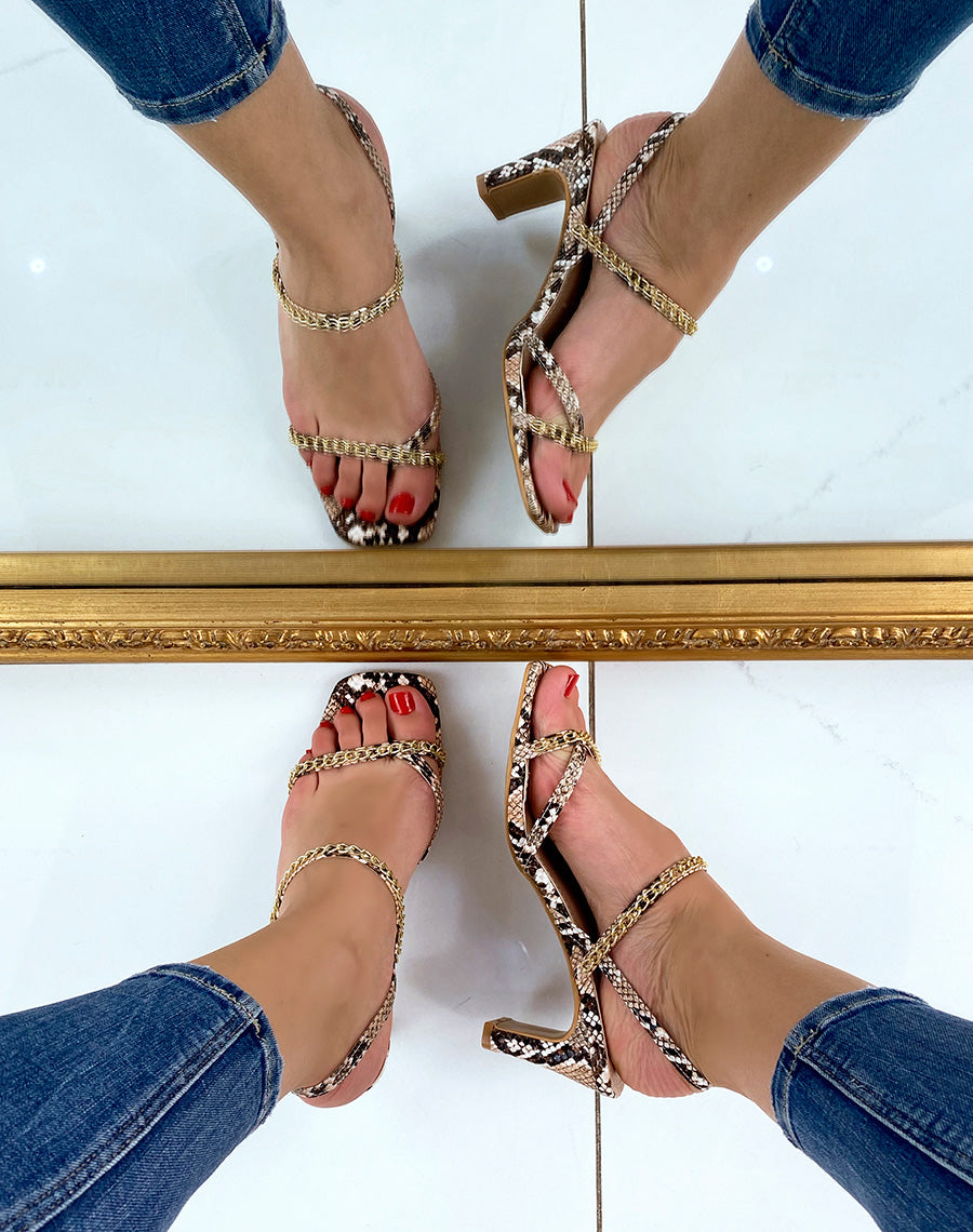 Sandale imprimé serpent à lanière et chaînes dorées