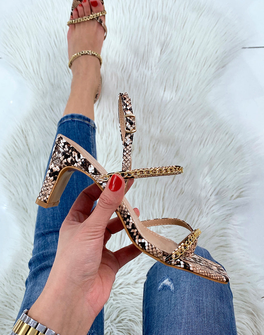 Sandale imprimé serpent à lanière et chaînes dorées