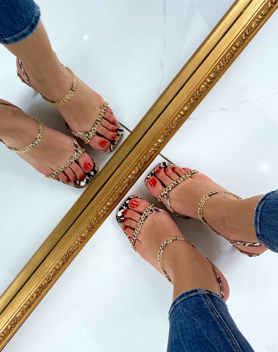 Sandale imprimé serpent à lanière et chaînes dorées