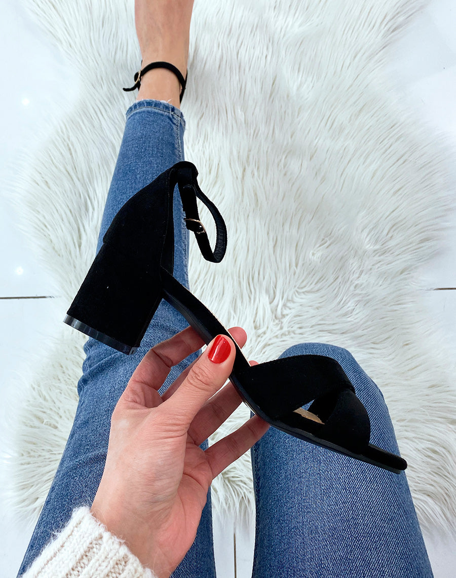 Sandale noire à brides entrecroisées et talon carré