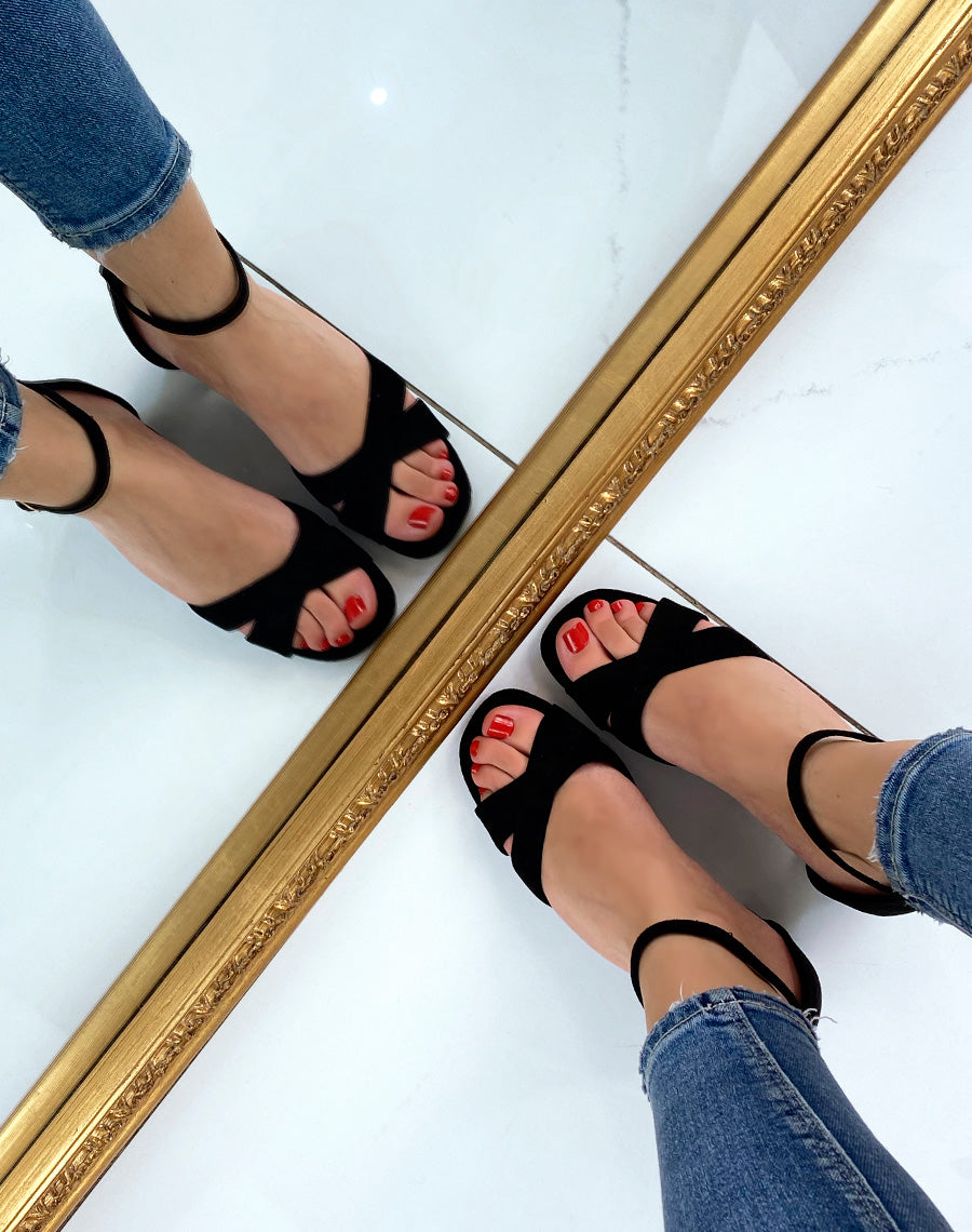 Sandale noire à brides entrecroisées et talon carré