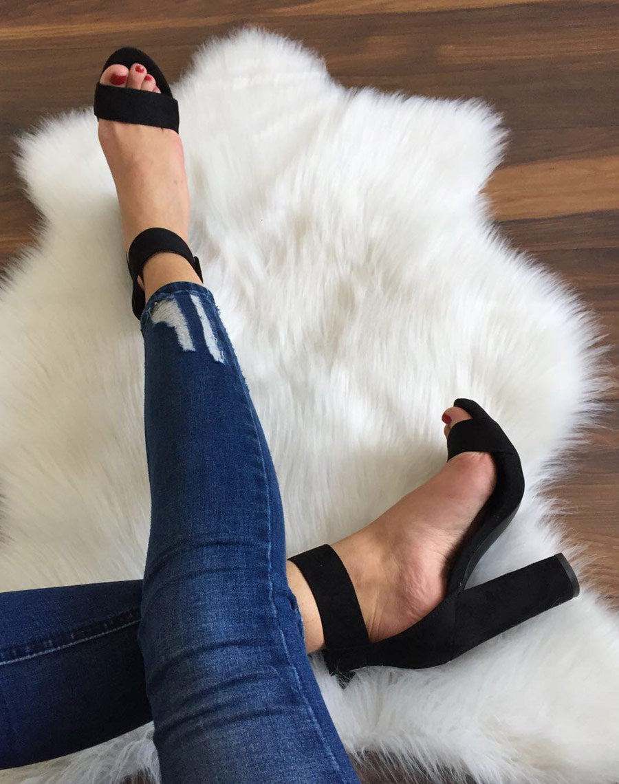 Sandale noire effet suédine talons épais