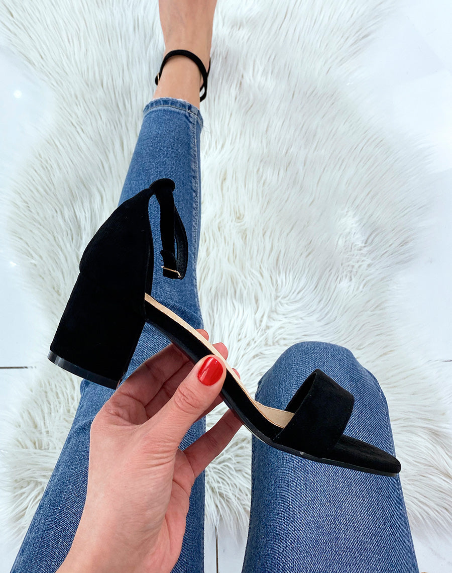 Sandale noire en suédine à petit talon