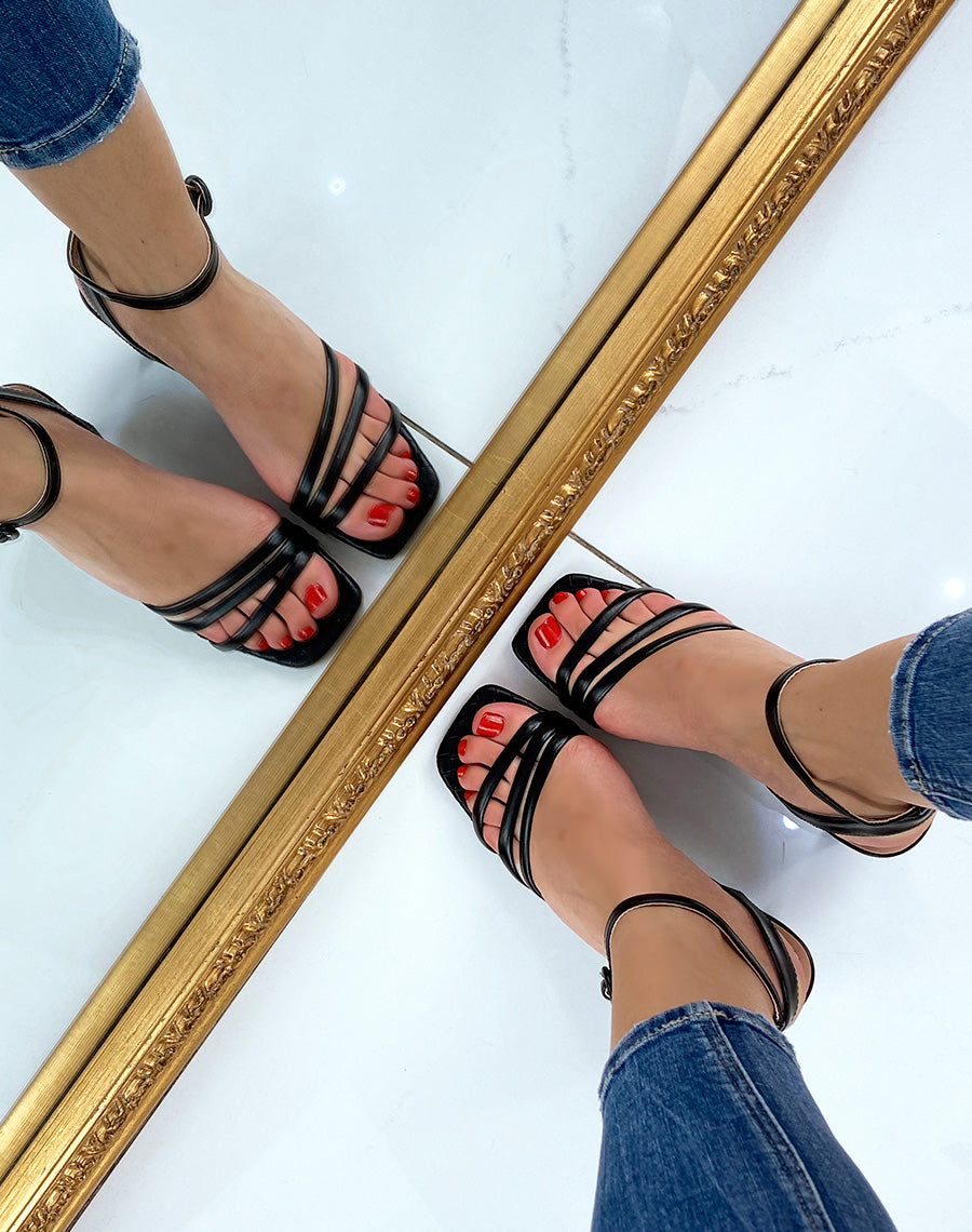 Sandale noire à fines brides et détail matelassé