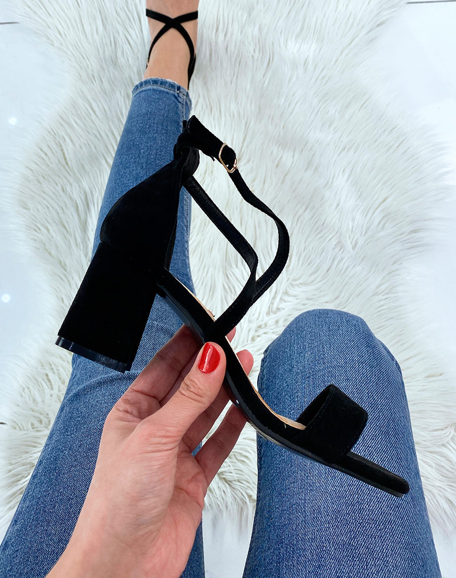Sandale noire à lanière entrecroisée