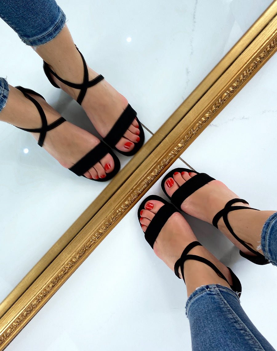 Sandale noire à lanière entrecroisée
