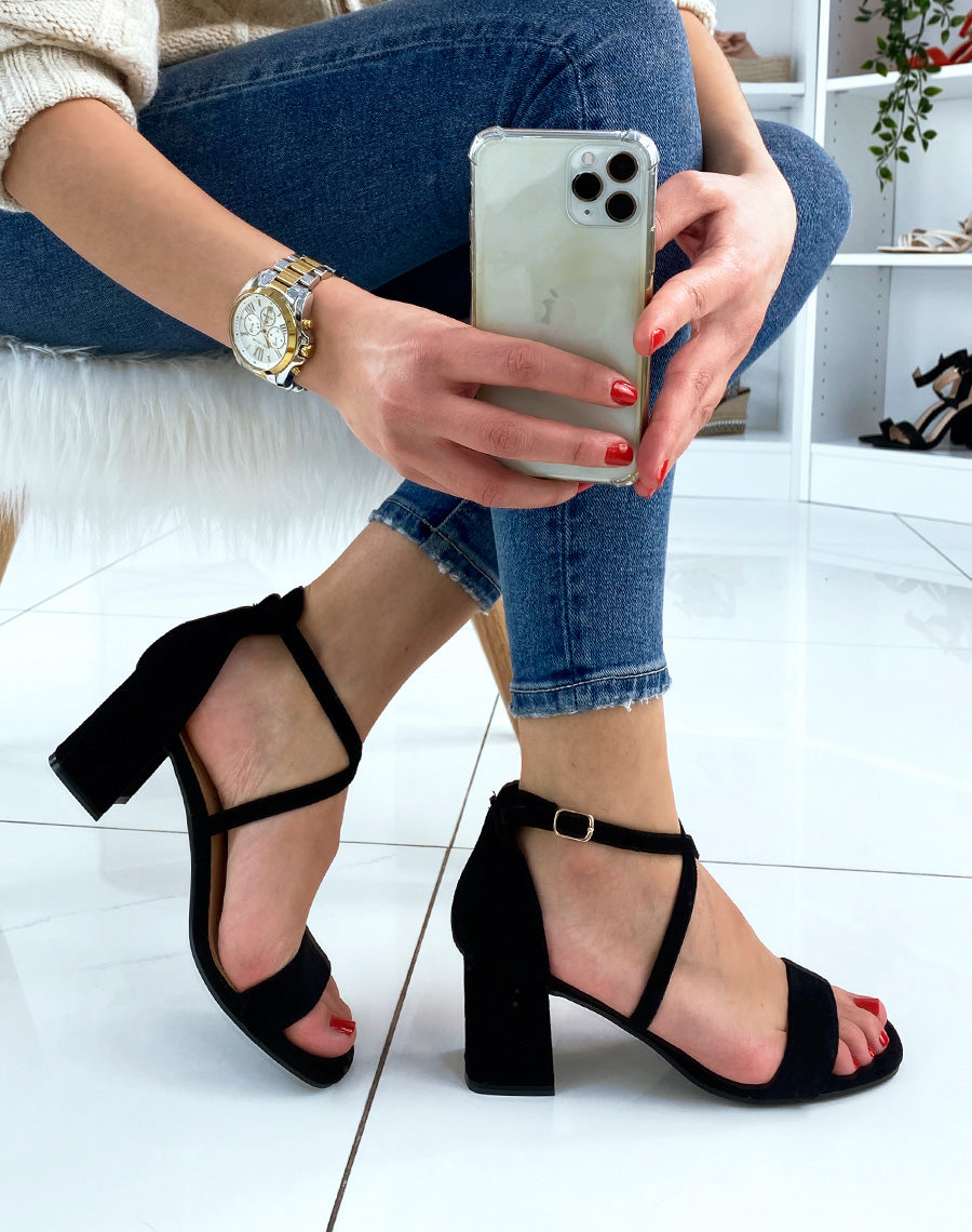 Sandale noire à lanière entrecroisée