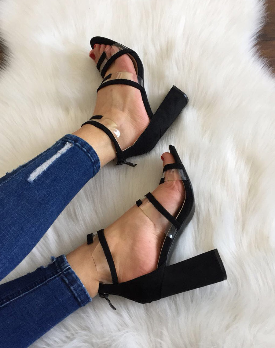 Sandale noire à lanières transparente