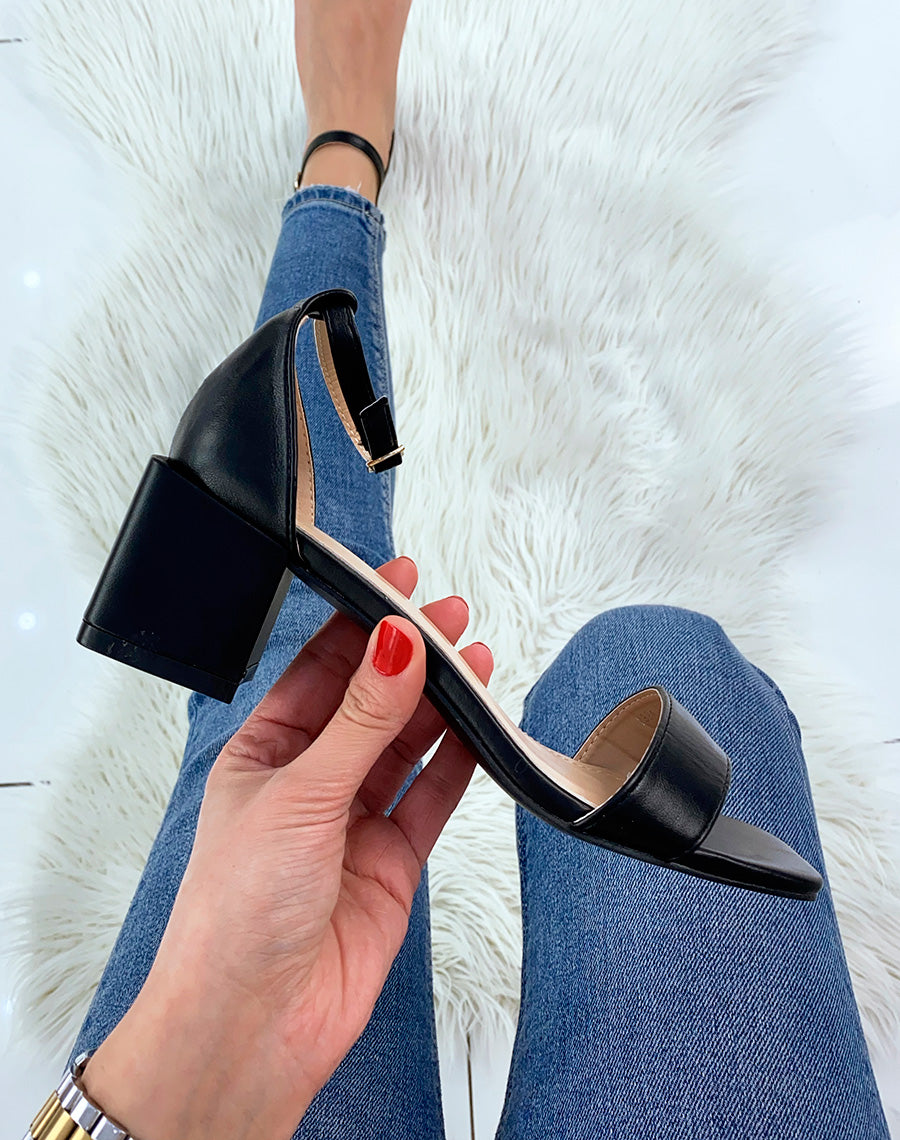 Sandale noire à petit talon carré