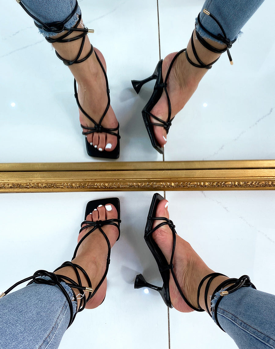 Sandale noire à talon aiguille évasé