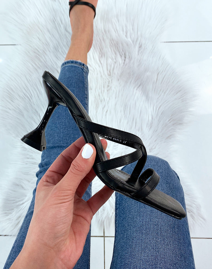 Sandale noire à talon évasé