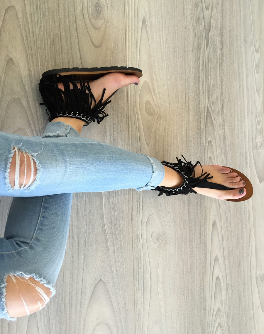 Sandale plate noire avec chaine et frange