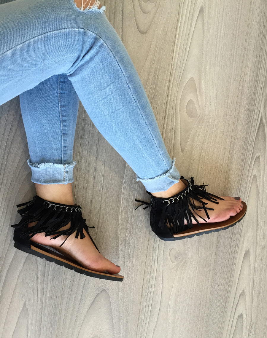 Sandale plate noire avec chaine et frange