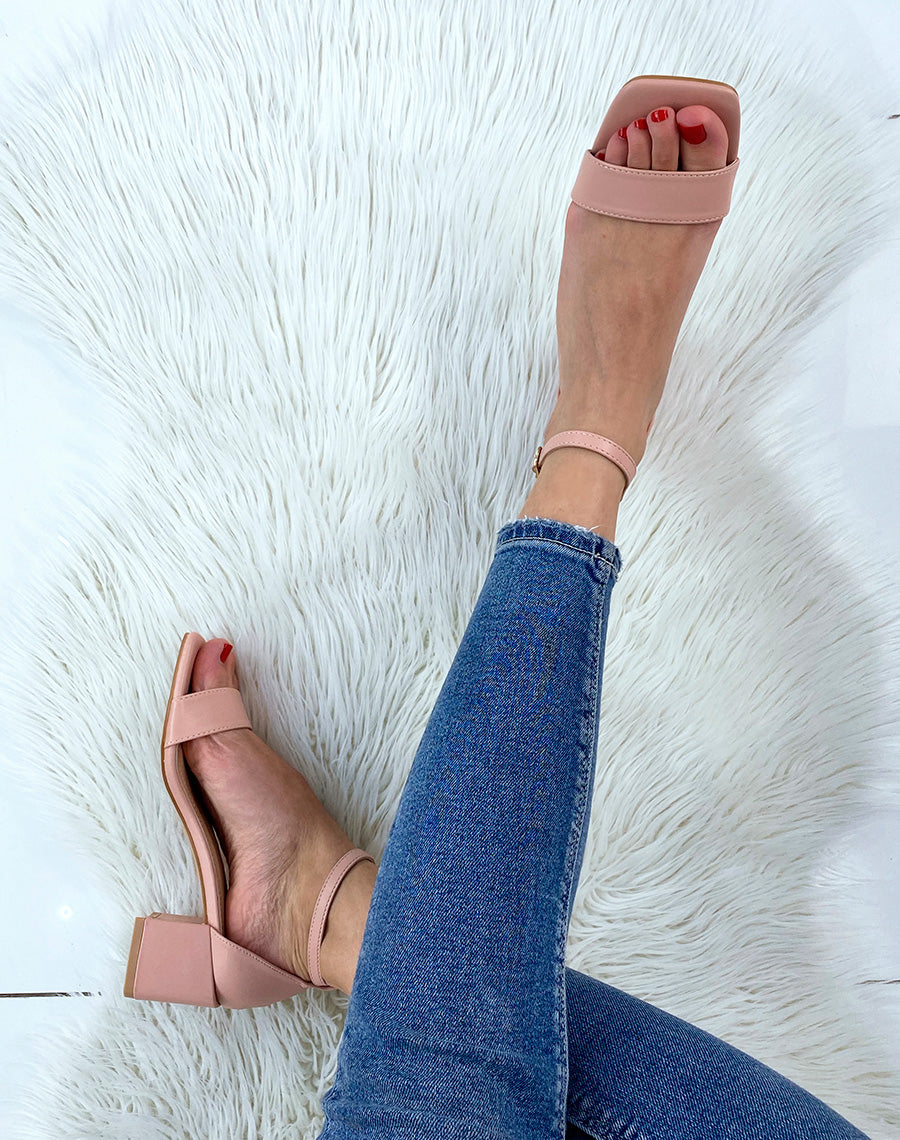 Sandale rose clair à petit talon carré