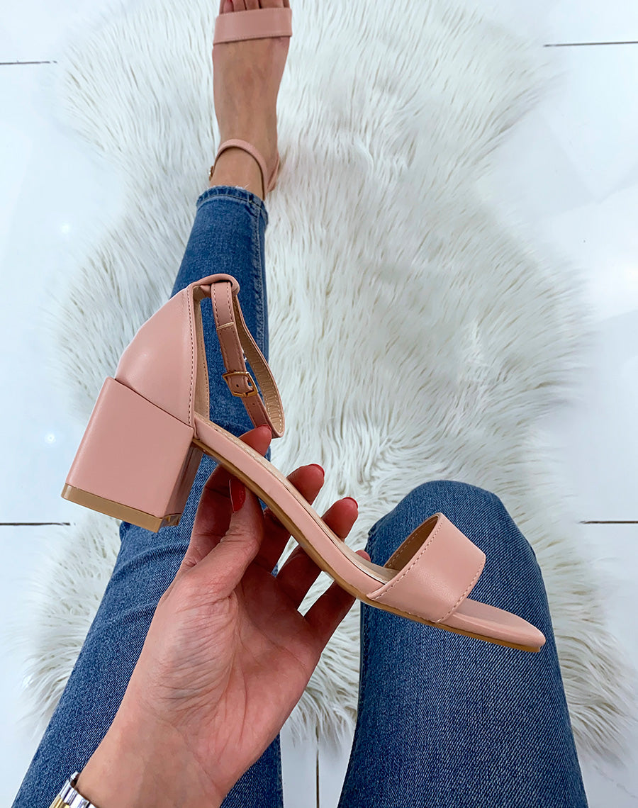 Sandale rose clair à petit talon carré
