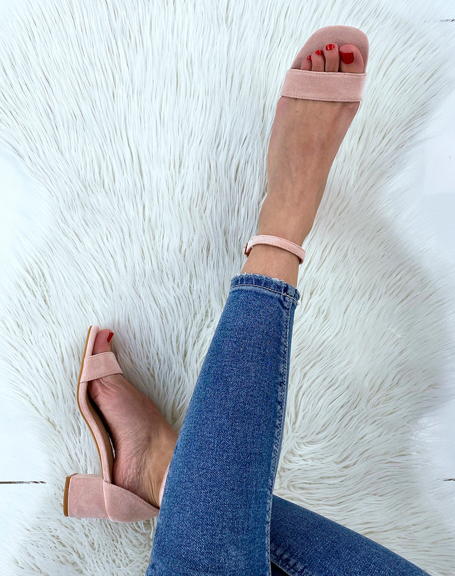 Sandale rose pastel en suédine à petit talon