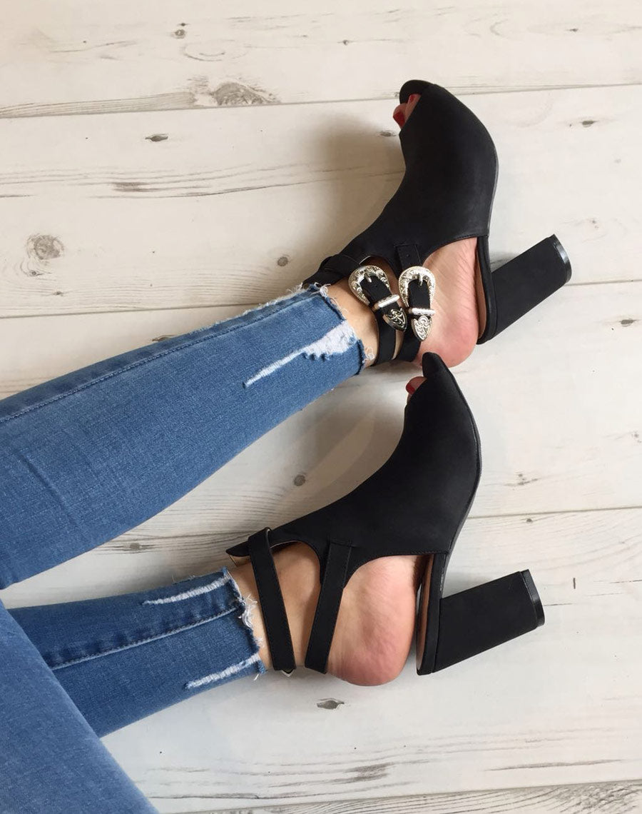 Sandale à talons noirs ajourés en suédine