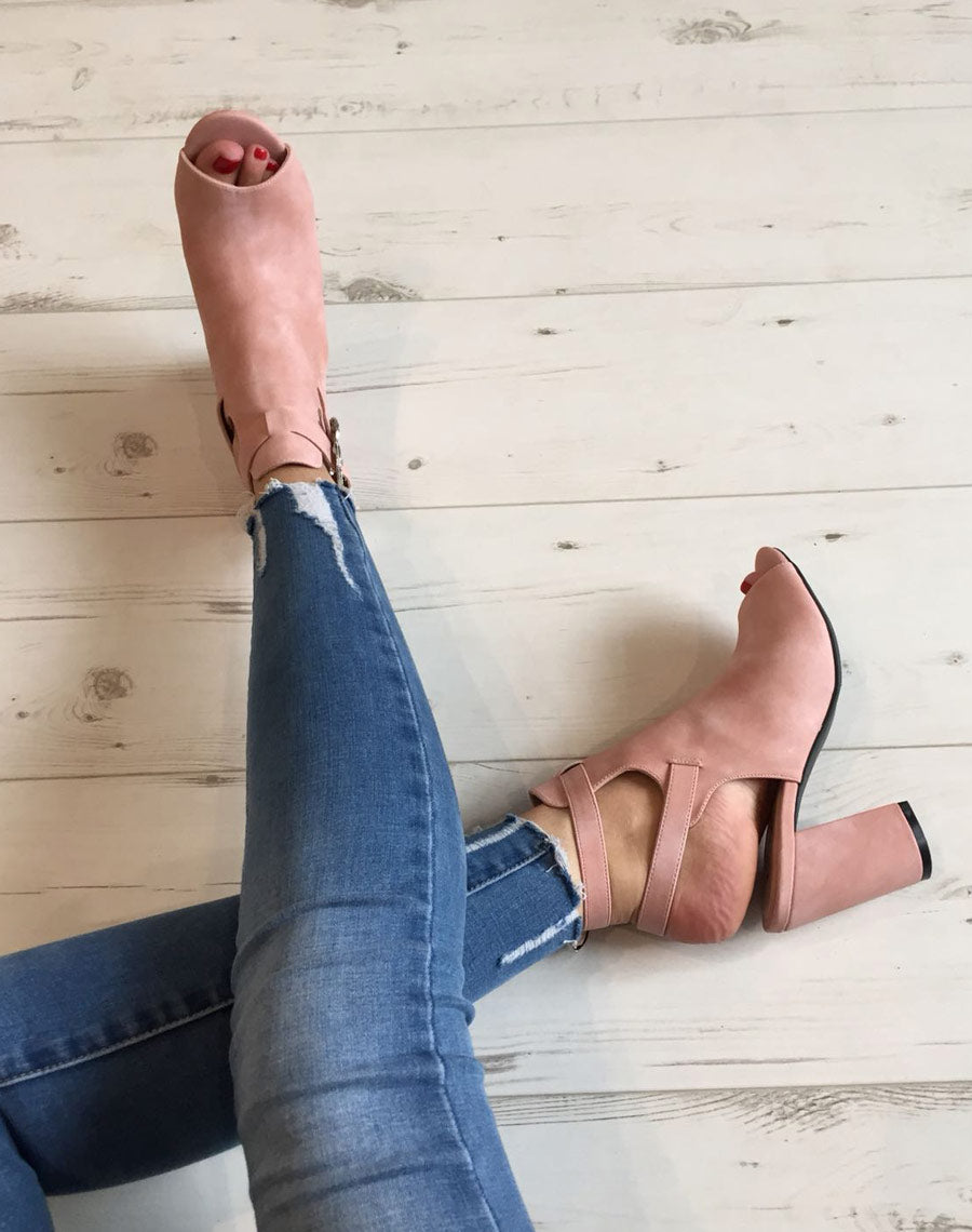 Sandale à talons roses ajourés en suédine