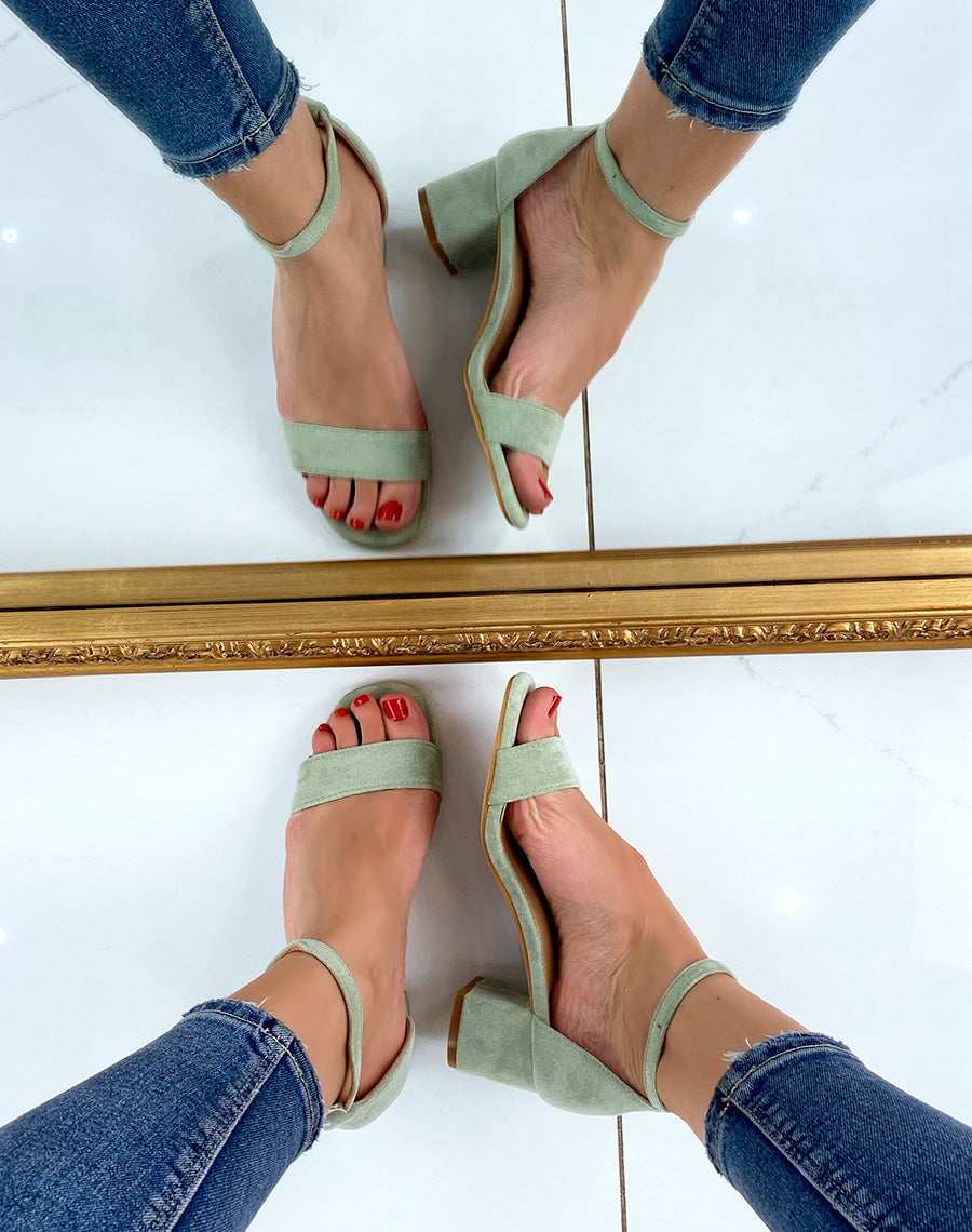 Sandale vert pastel en suédine à petit talon