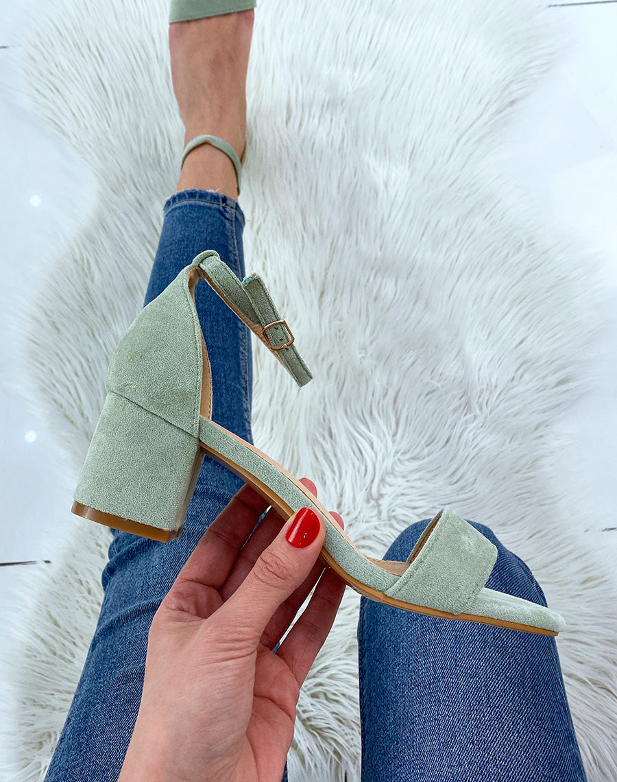 Sandale vert pastel en suédine à petit talon