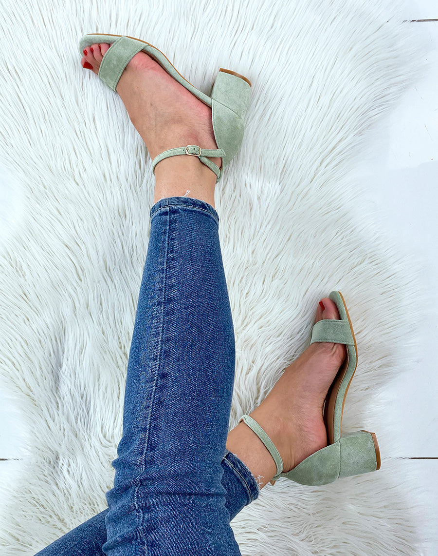 Sandale vert pastel en suédine à petit talon
