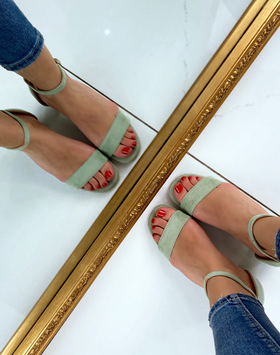 Sandale vert pastel en suédine à petit talon