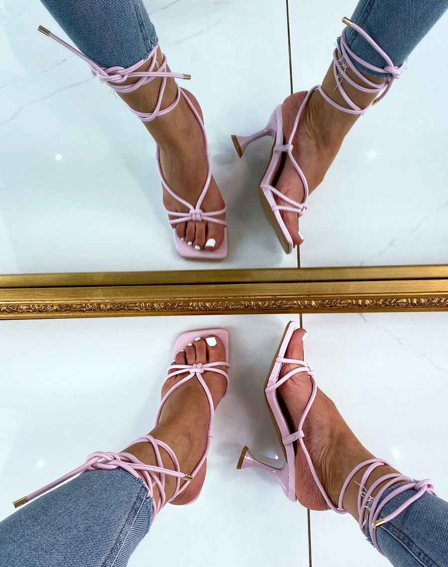 Sandale violette à talon aiguille évasé