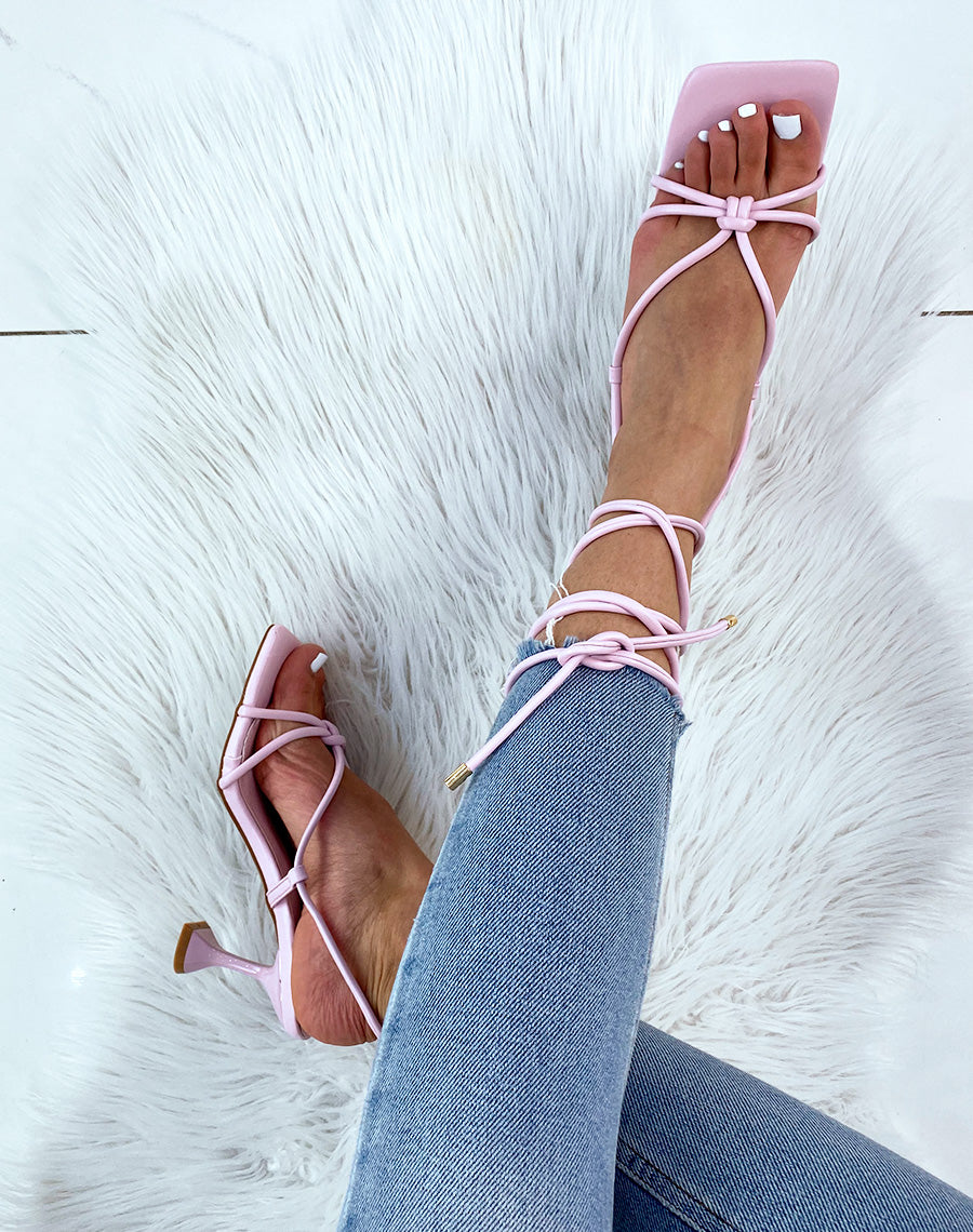 Sandale violette à talon aiguille évasé