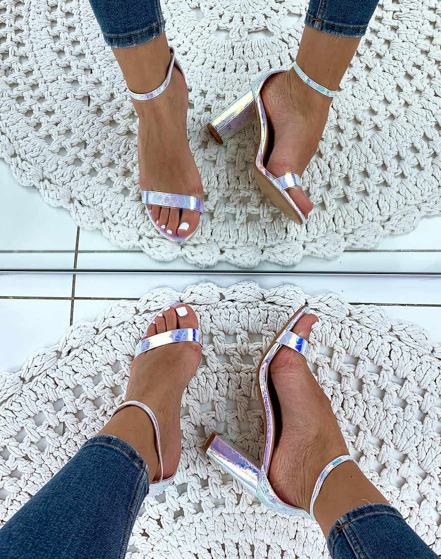 Sandales argentées holographiques effet python à talons carrés