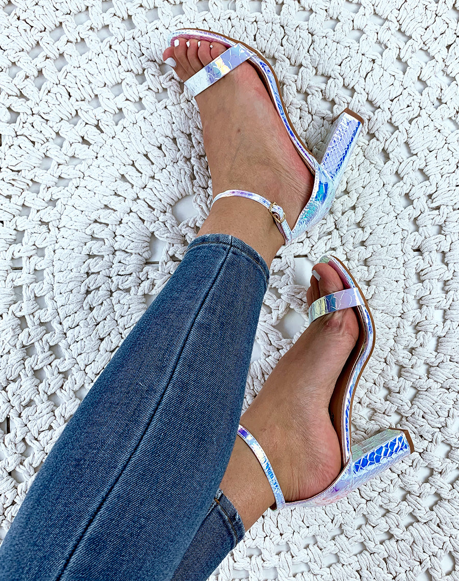 Sandales argentées holographiques effet python à talons carrés