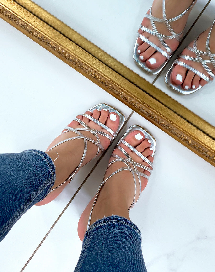 Sandales argentées à multiples brides croisées et petit talon carré