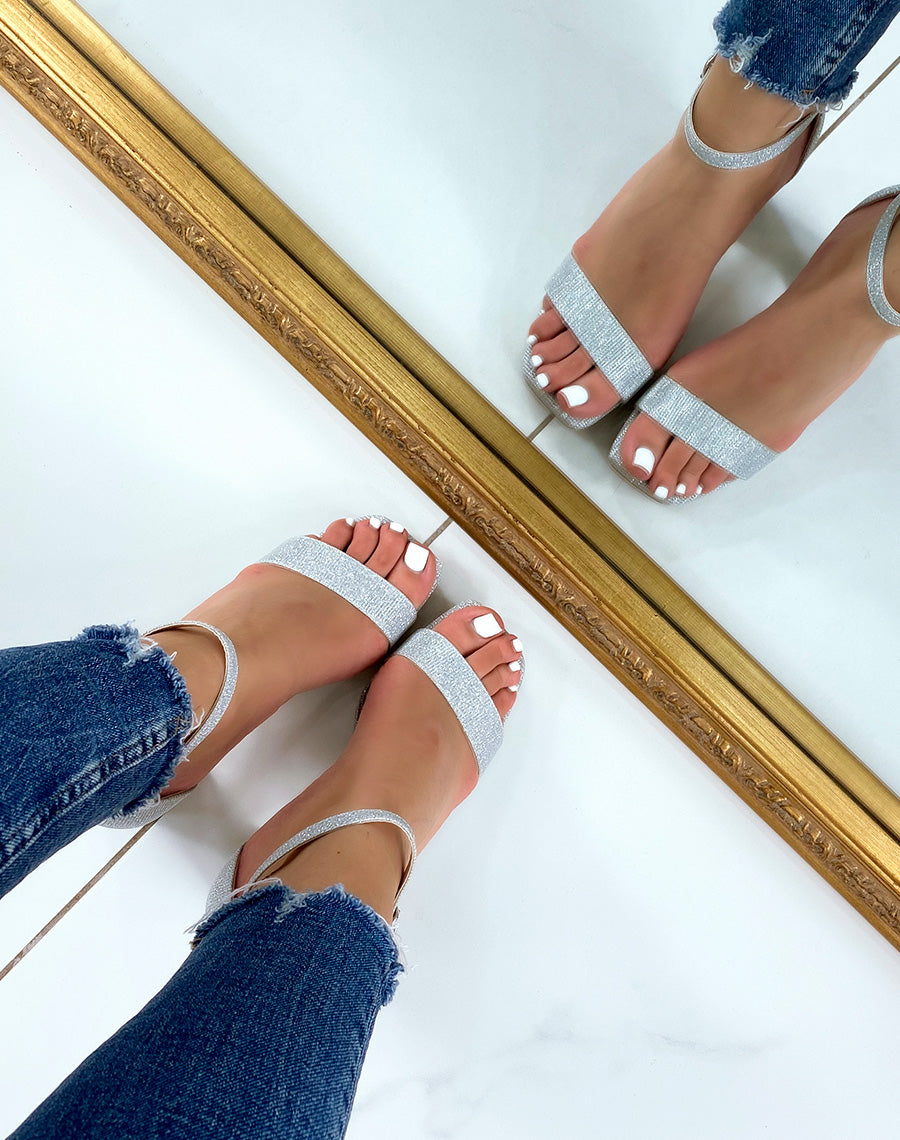 Sandales argentées pailletées à talon biseauté