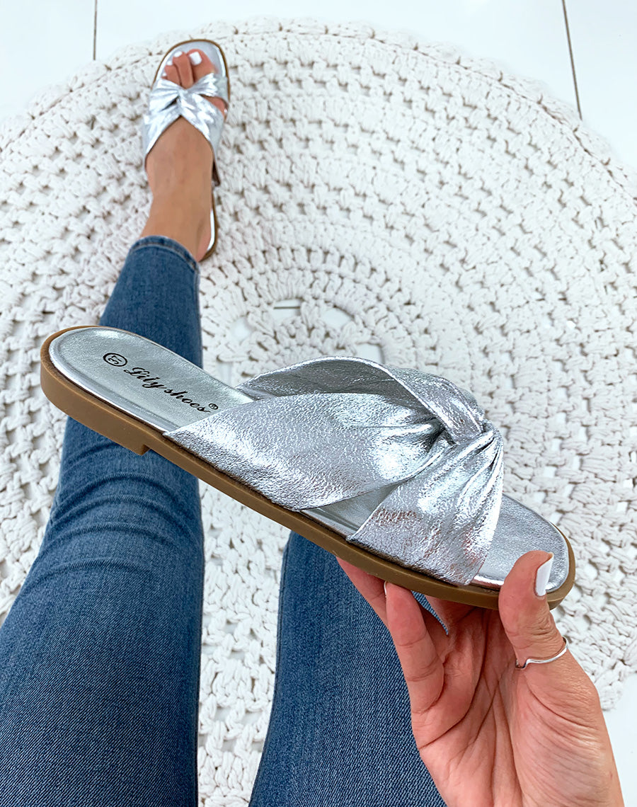 Sandales argentées plates à brides entrecroisées