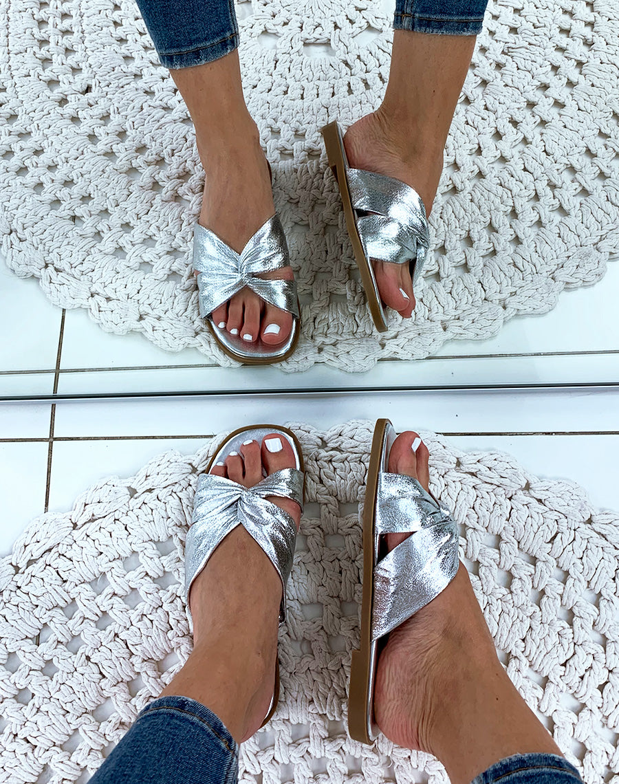 Sandales argentées plates à brides entrecroisées