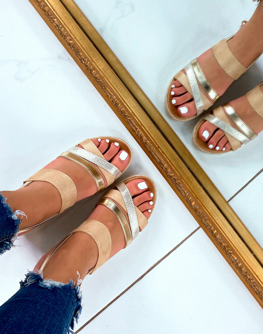 Sandales beiges aux multiples lanières entrecroisées