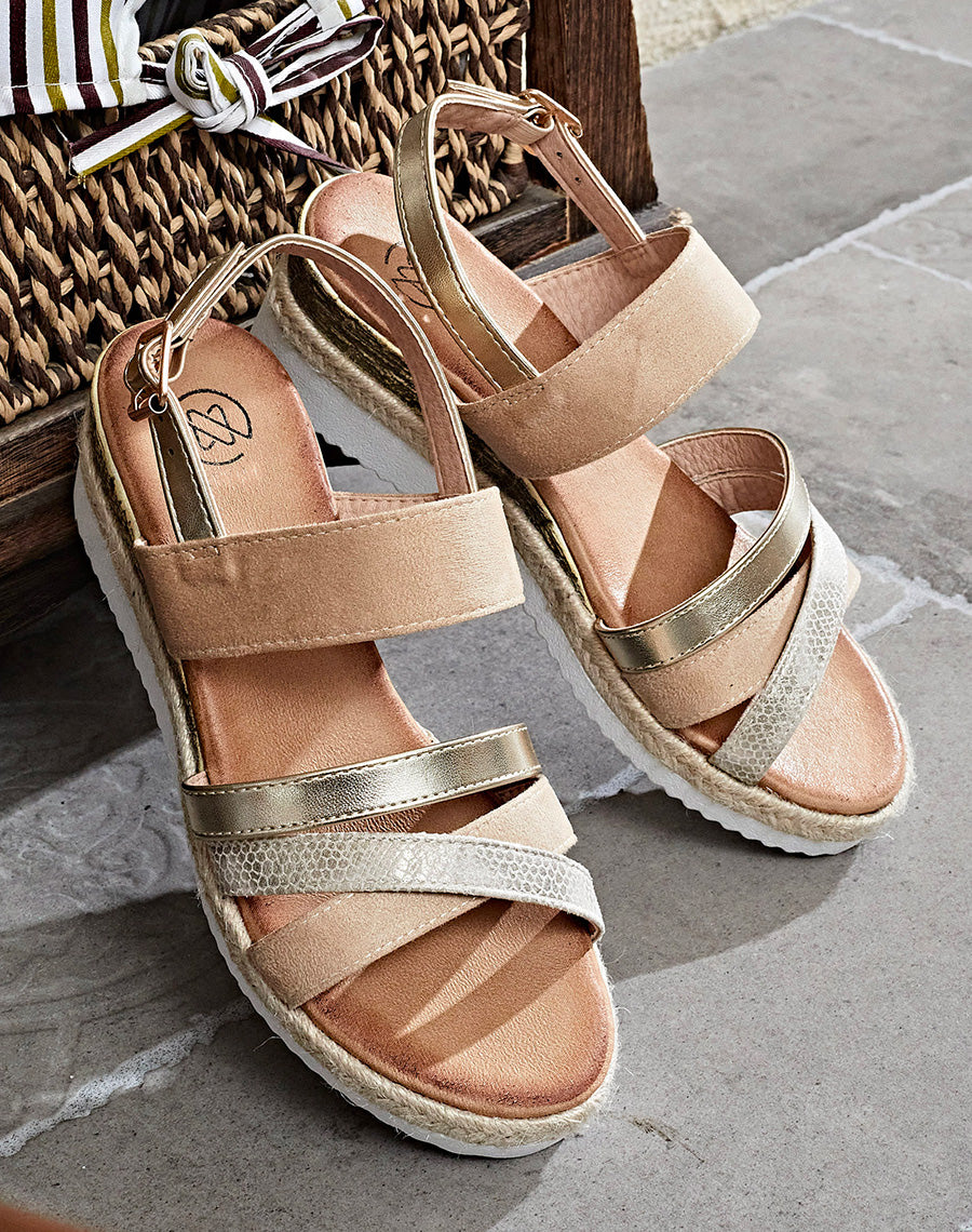 Sandales beiges aux multiples lanières entrecroisées