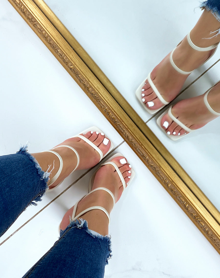 Sandales beiges à bride montantes et talon haut